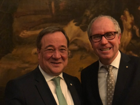 Energiewende findet überwiegend auf dem Lande statt: Landrat Manfred Müller (rechts im Bild) fordert in einem Schreiben an NRW-Ministerpräsident Armin Laschet als Ausgleich mehr Fördermittel für den Ausbau des ÖPNV